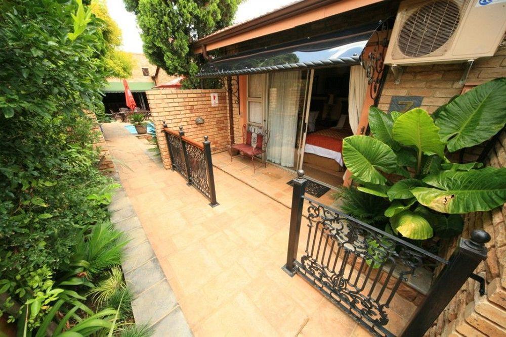 Le Cozmo Guesthouse Йоганнесбурґ Екстер'єр фото