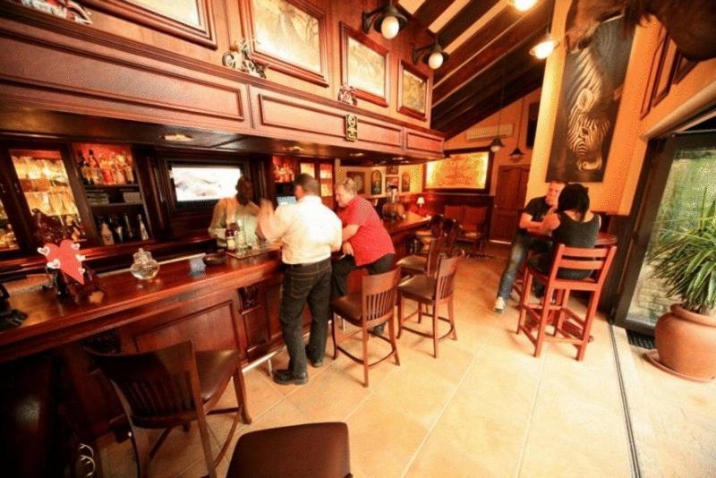 Le Cozmo Guesthouse Йоганнесбурґ Екстер'єр фото